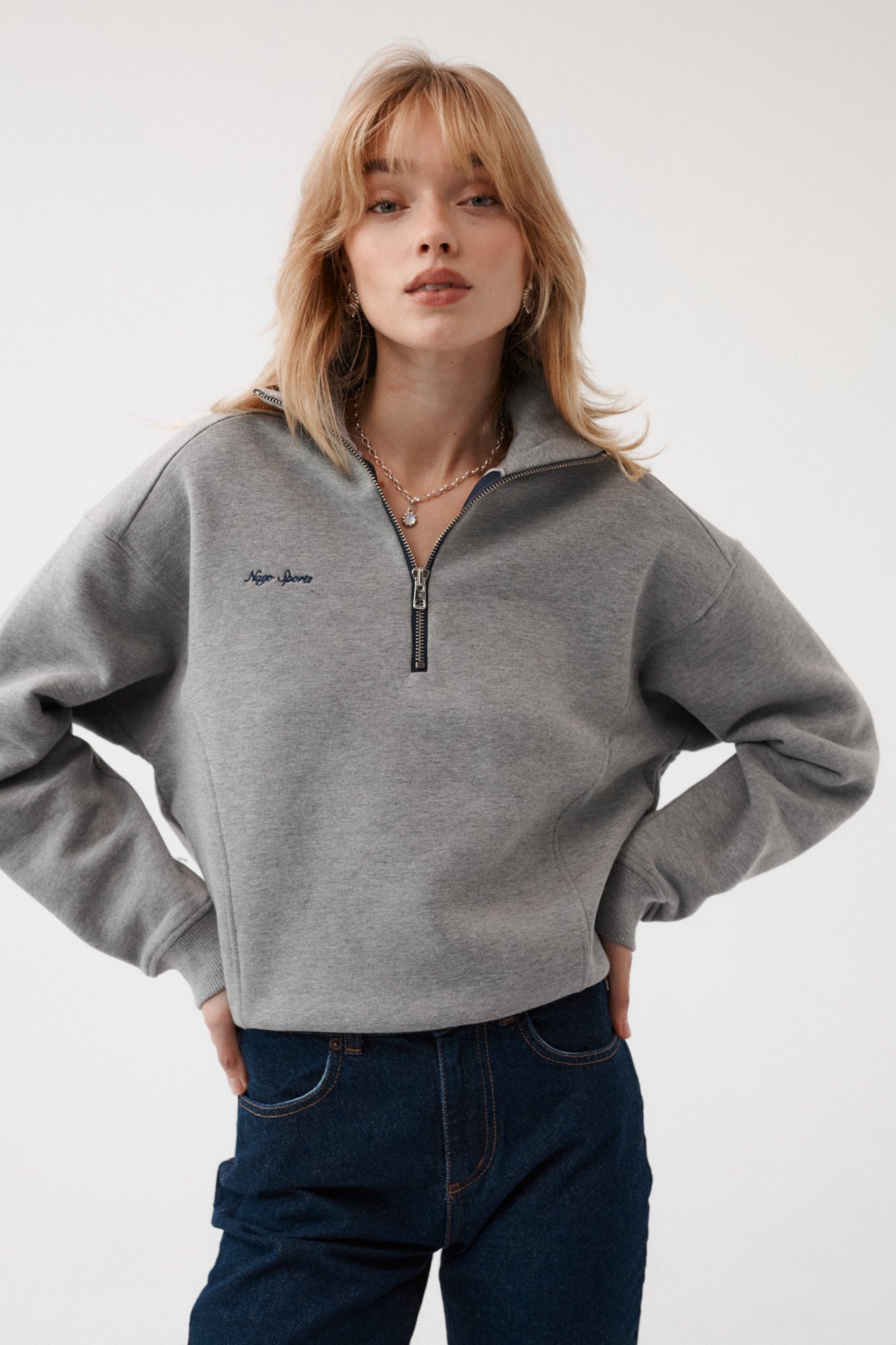 Bluza z bawełny / 17 / 24 / foggy stone *spodnie-jeansowe-z-bawelny-z-recyklingu-05-22-dark-indigo*?Modelka ma 179 cm wzrostu i prezentuje rozmiar XS/S?