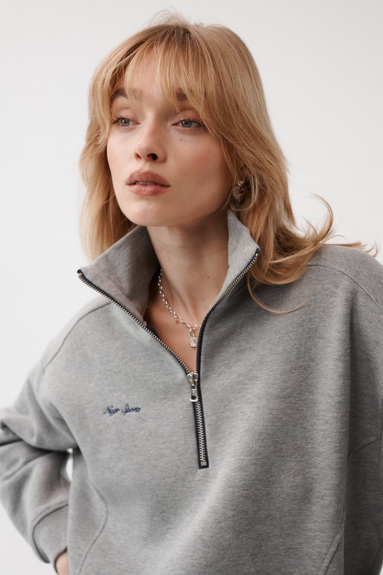 Bluza z bawełny / 17 / 24 / foggy stone ?Modelka ma 179 cm wzrostu i prezentuje rozmiar XS/S?