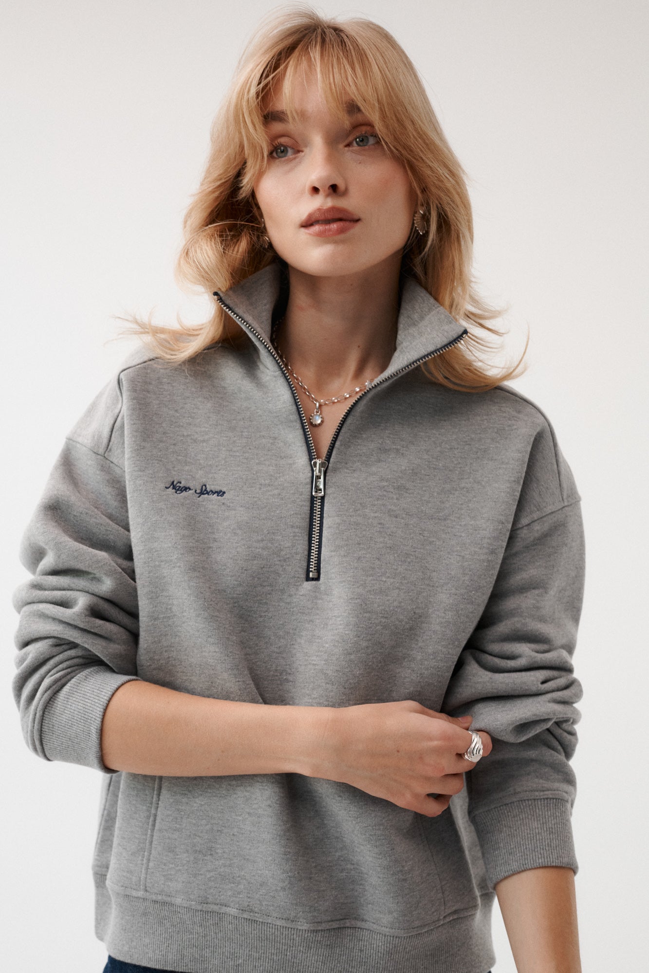 Bluza z bawełny / 17 / 24 / foggy stone ?Modelka ma 179 cm wzrostu i prezentuje rozmiar XS/S?