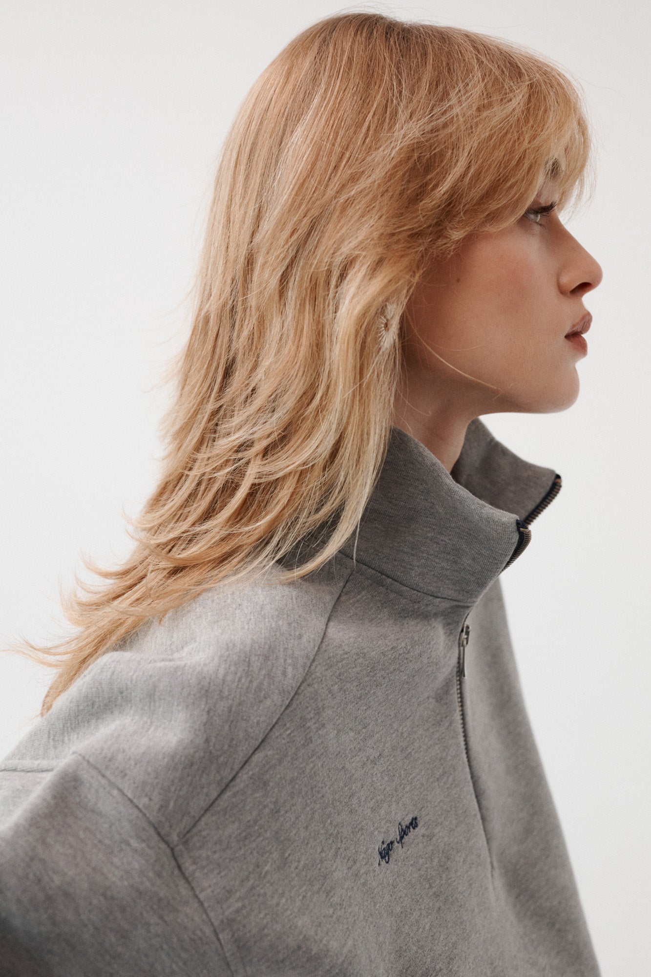 Bluza z bawełny / 17 / 24 / foggy stone ?Modelka ma 179 cm wzrostu i prezentuje rozmiar XS/S?