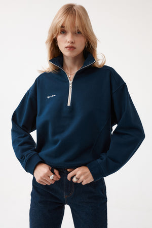 Bluza z bawełny / 17 / 24 / silent blue *spodnie-jeansowe-z-bawelny-z-recyklingu-05-22-dark-indigo*?Modelka ma 179 cm wzrostu i prezentuje rozmiar XS/S?