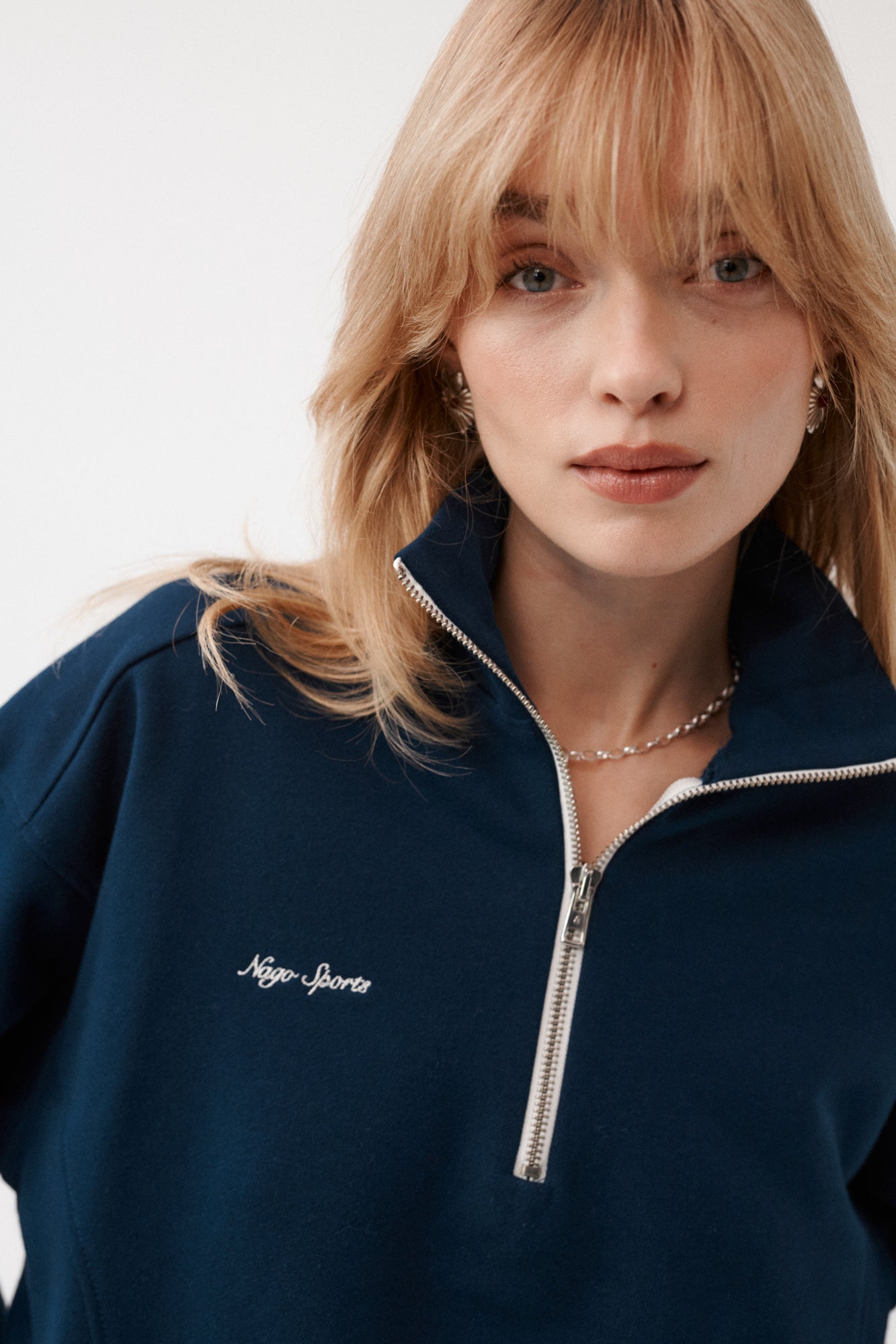 Bluza z bawełny / 17 / 24 / silent blue ?Modelka ma 179 cm wzrostu i prezentuje rozmiar XS/S?