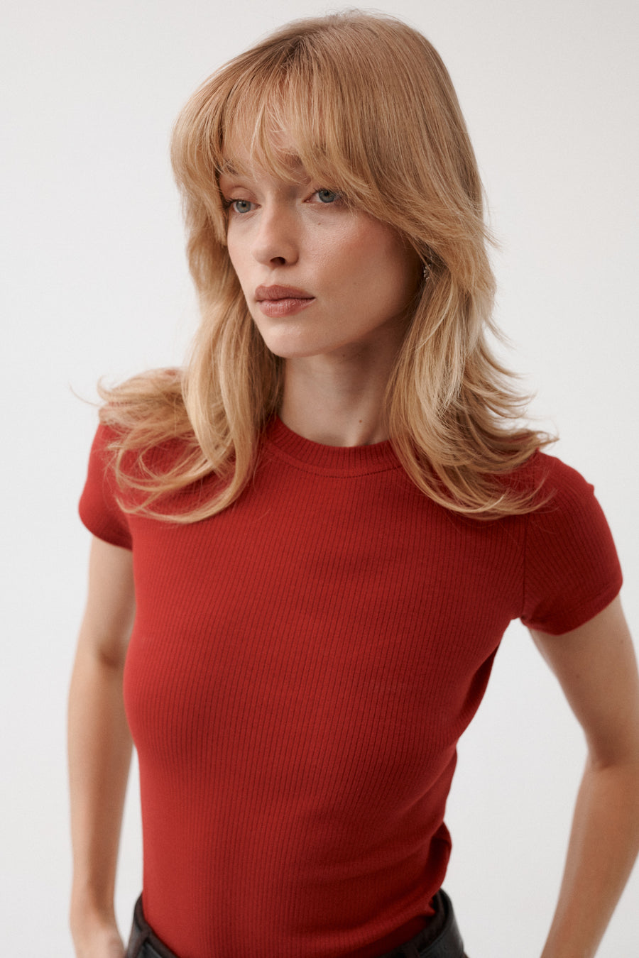 T-shirt z bawełny organicznej / 13 / 04 / maroon red  ?Modelka ma 179 cm wzrostu i prezentuje rozmiar XS?