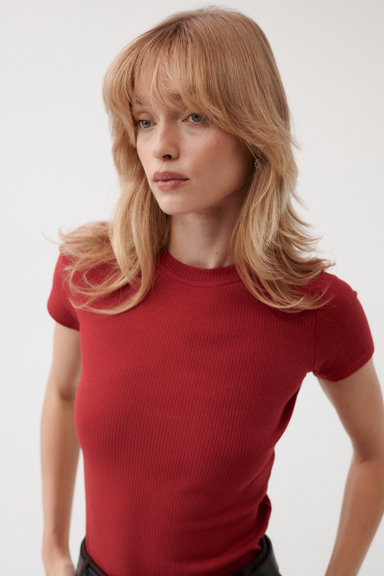 T-shirt z bawełny organicznej / 13 / 04 / maroon red  ?Modelka ma 179 cm wzrostu i prezentuje rozmiar XS?