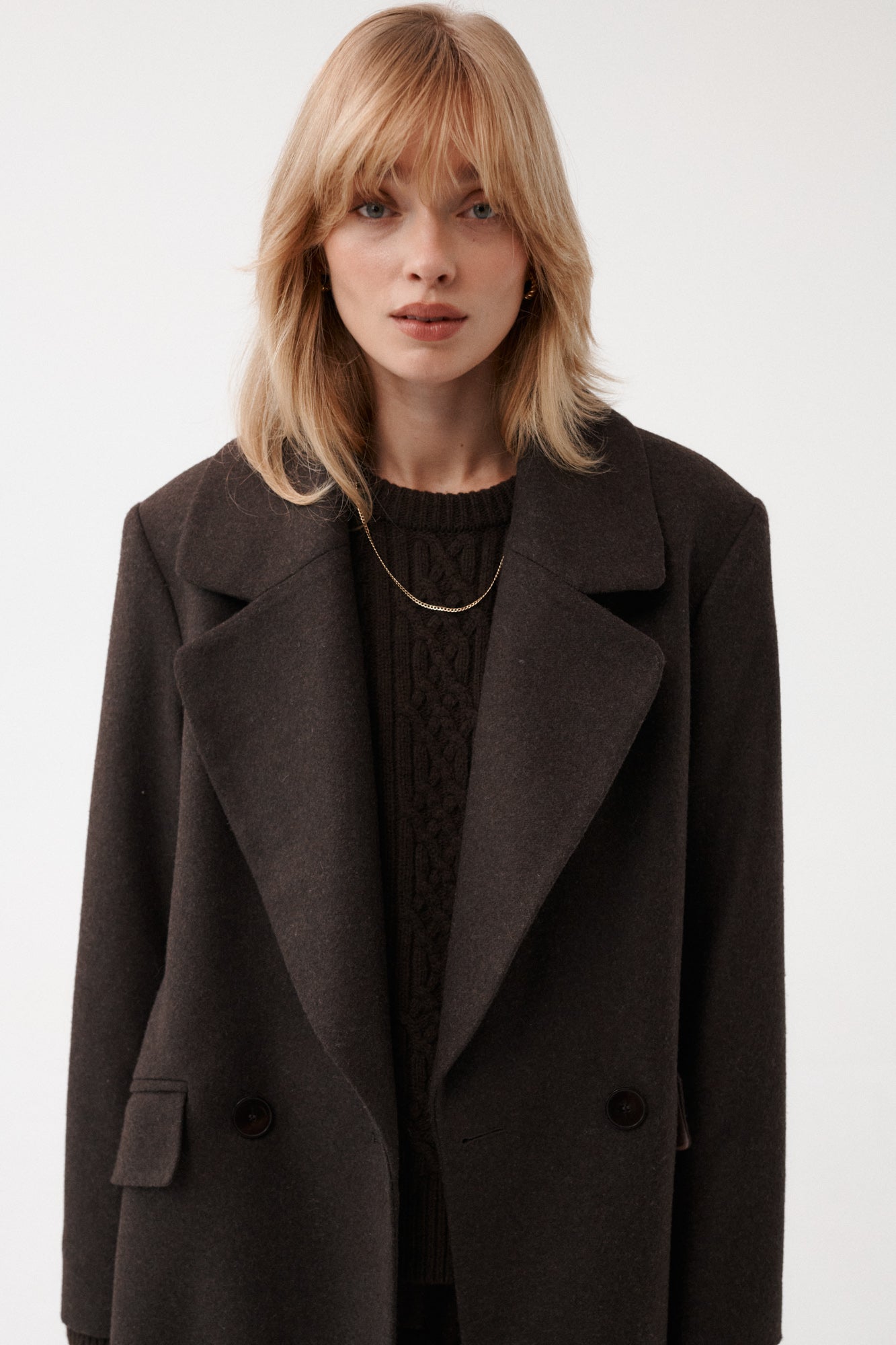 Płaszcz z wełną / 18 / 15 / ebony wood *sweter-z-welny-16-19-dark-wood* ?Modelka ma 179 cm wzrostu i prezentuje rozmiar M?