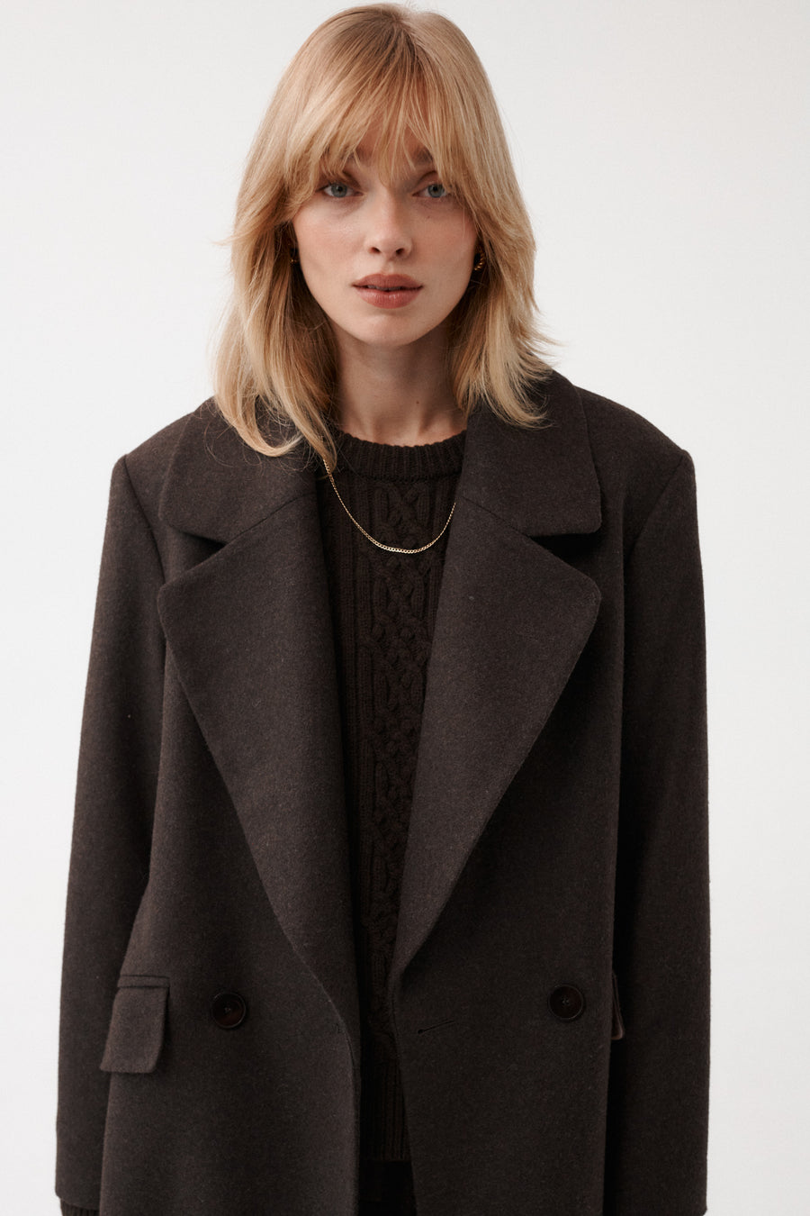 Płaszcz z wełną / 18 / 15 / ebony wood *sweter-z-welny-16-19-dark-wood* ?Modelka ma 179 cm wzrostu i prezentuje rozmiar M?