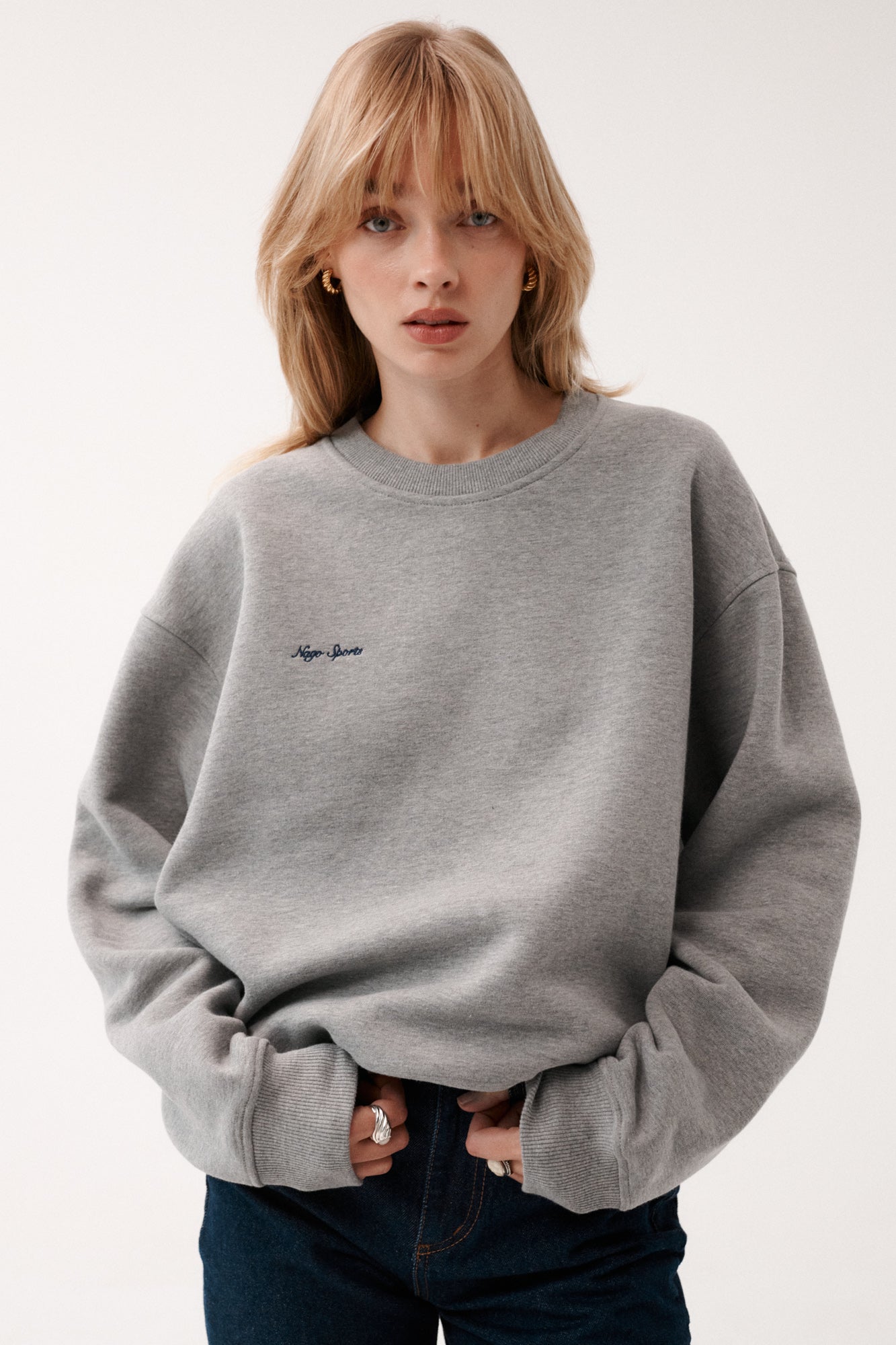 Bluza z bawełny / 17 / 16 / foggy stone *spodnie-jeansowe-z-bawelny-z-recyklingu-05-22-dark-indigo*?Modelka ma 179 cm wzrostu i prezentuje rozmiar XS/S?
