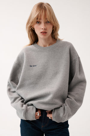 Bluza z bawełny / 17 / 16 / foggy stone *spodnie-jeansowe-z-bawelny-z-recyklingu-05-22-dark-indigo*?Modelka ma 179 cm wzrostu i prezentuje rozmiar XS/S?
