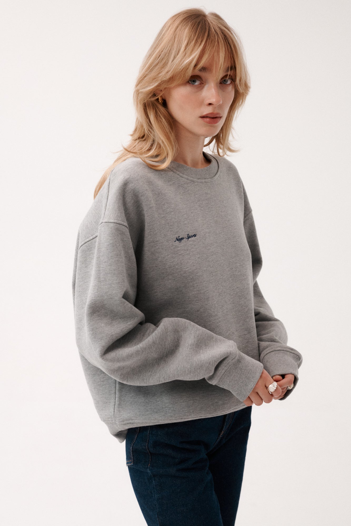 Bluza z bawełny / 17 / 16 / foggy stone *spodnie-jeansowe-z-bawelny-z-recyklingu-05-22-dark-indigo*?Modelka ma 179 cm wzrostu i prezentuje rozmiar XS/S?