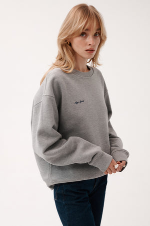 Bluza z bawełny / 17 / 16 / foggy stone *spodnie-jeansowe-z-bawelny-z-recyklingu-05-22-dark-indigo*?Modelka ma 179 cm wzrostu i prezentuje rozmiar XS/S?