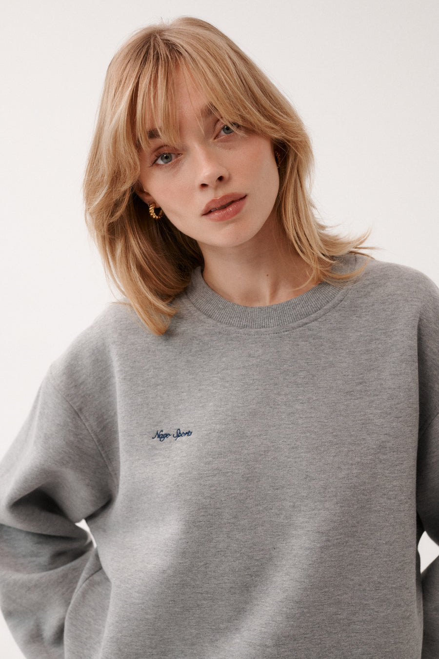 Bluza z bawełny / 17 / 16 / foggy stone ?Modelka ma 179 cm wzrostu i prezentuje rozmiar XS/S?