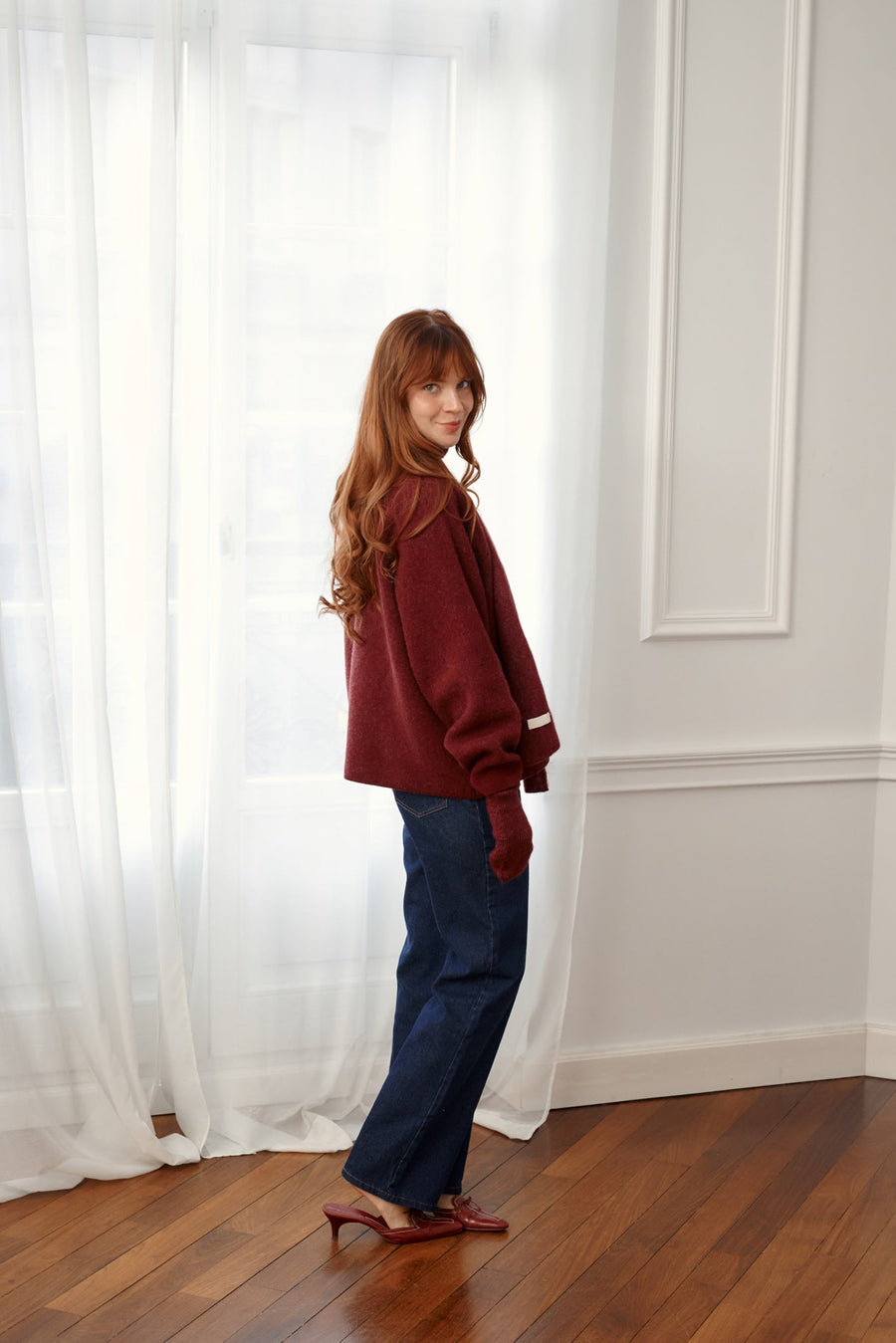 *szalik-z-welna-z-alpaki-21-26-mauvewood,rekawiczki-z-welna-z-alpaki-21-25-mauvewood*?Modelka ma 173cm wzrostu i prezentuje rozmiar M/L?