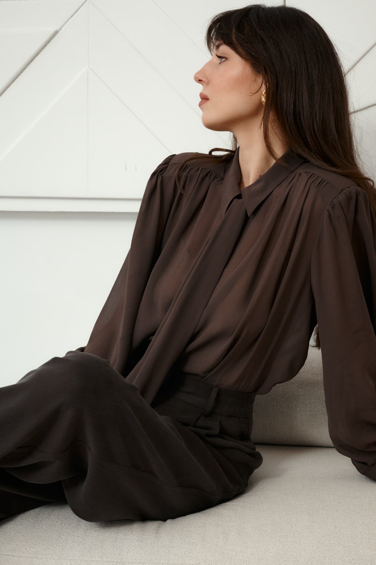 *spodnie-z-tencelu™-05-02-dark-wood*?Modelka ma 178cm wzrostu i prezentuje rozmiar M/L?