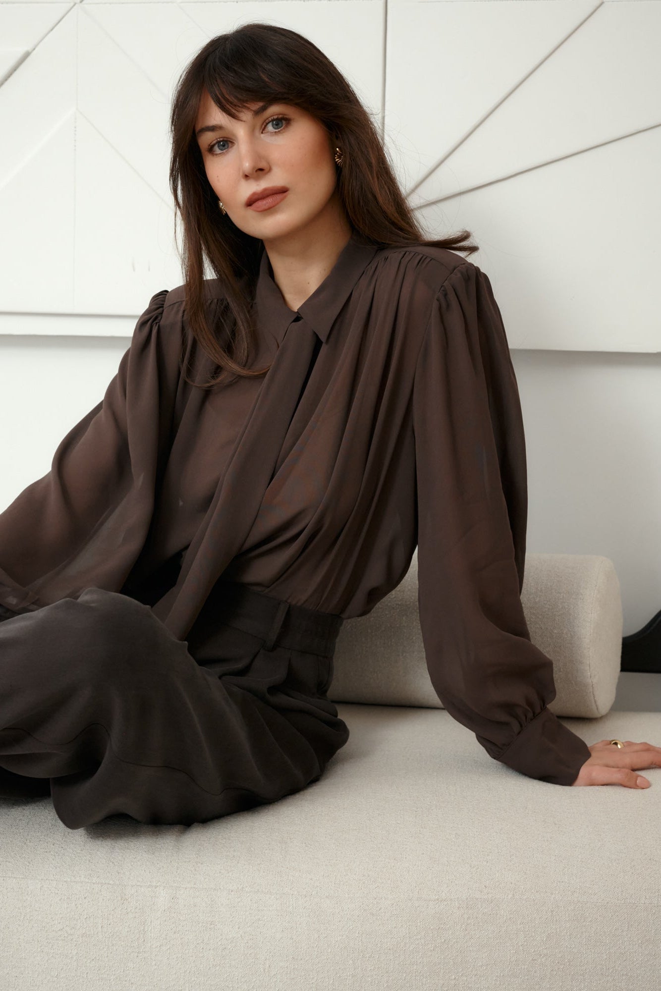 *spodnie-z-tencelu™-05-02-dark-wood*?Modelka ma 178cm wzrostu i prezentuje rozmiar M/L?