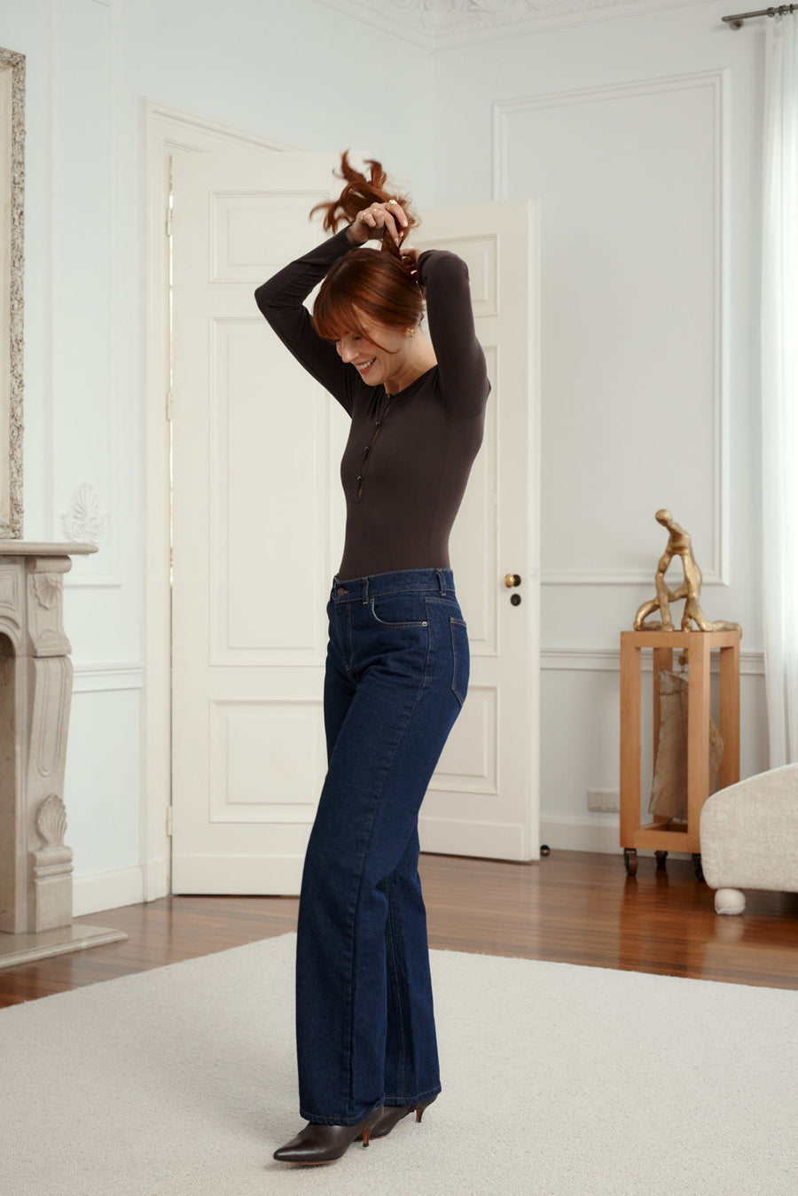 *spodnie-jeansowe-z-bawelny-z-recyklingu-05-22-dark-indigo*?Modelka ma 173cm wzrostu i prezentuje rozmiar M?