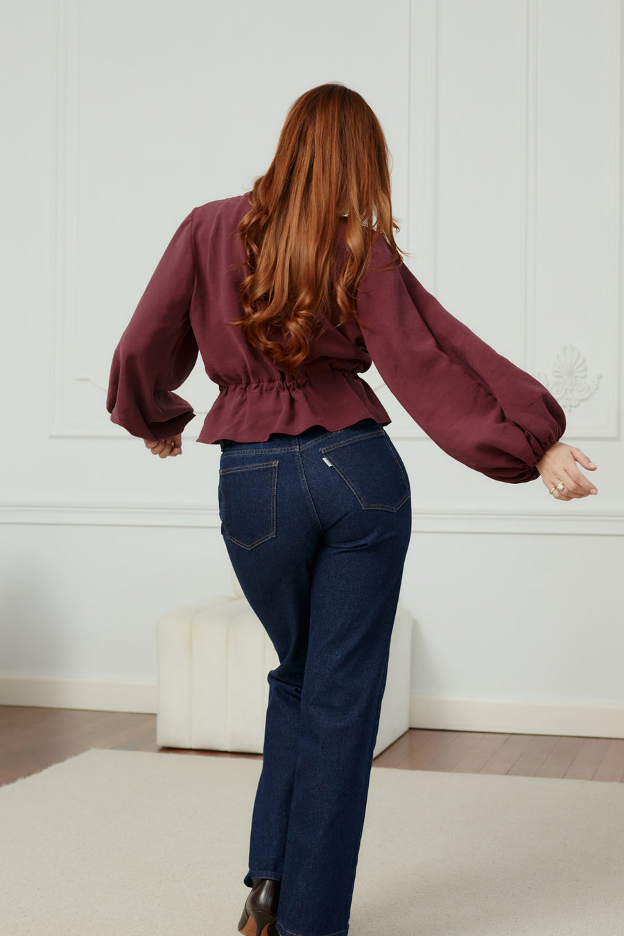 *spodnie-jeansowe-z-bawelny-z-recyklingu-05-22-dark-indigo*?Modelka ma 173cm wzrostu i prezentuje rozmiar M?