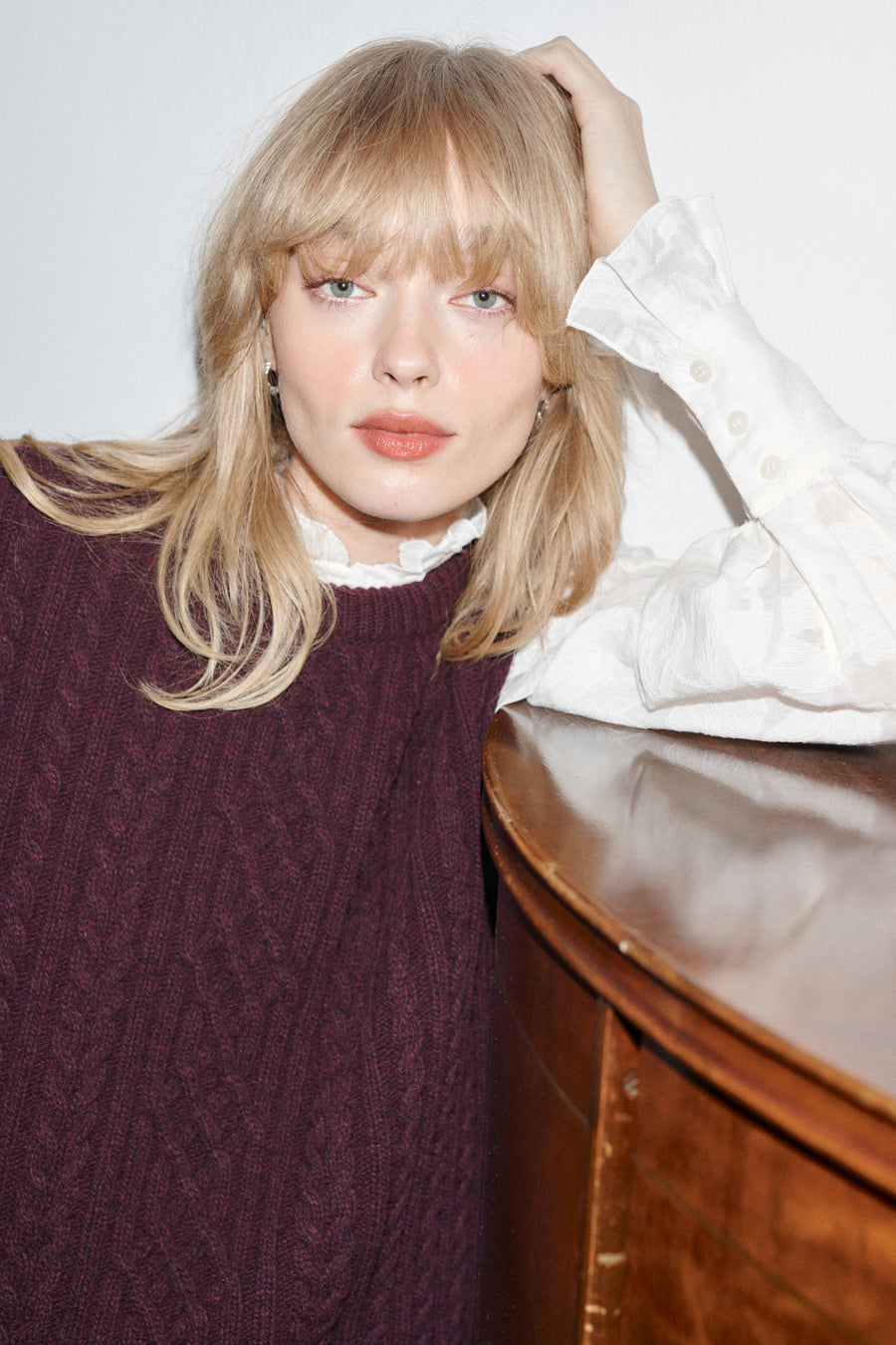 *koszula-z-bawelny-12-25-cream-white*?Modelka ma 179 cm wzrostu i prezentuje rozmiar M/L? 