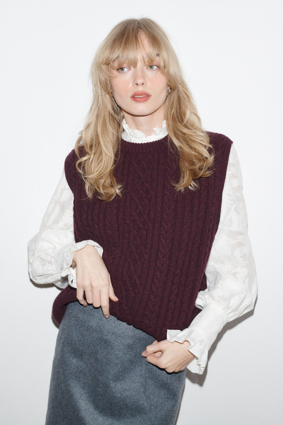 *koszula-z-bawelny-12-25-cream-white*?Modelka ma 179 cm wzrostu i prezentuje rozmiar M/L? 