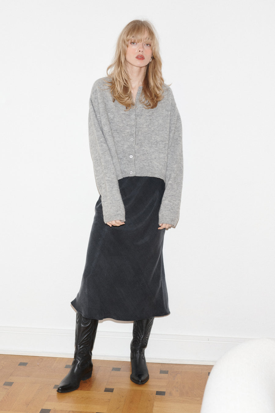 *kardigan-z-welna-z-alpaki-16-20-mist-grey* ?Modelka ma 179 cm wzrostu i prezentuje rozmiar S? 