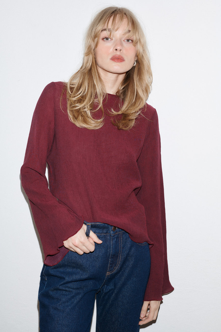 *spodnie-jeansowe-z-bawelny-z-recyklingu-05-22-dark-indigo*?Modelka ma 179 cm wzrostu i prezentuje rozmiar S? 