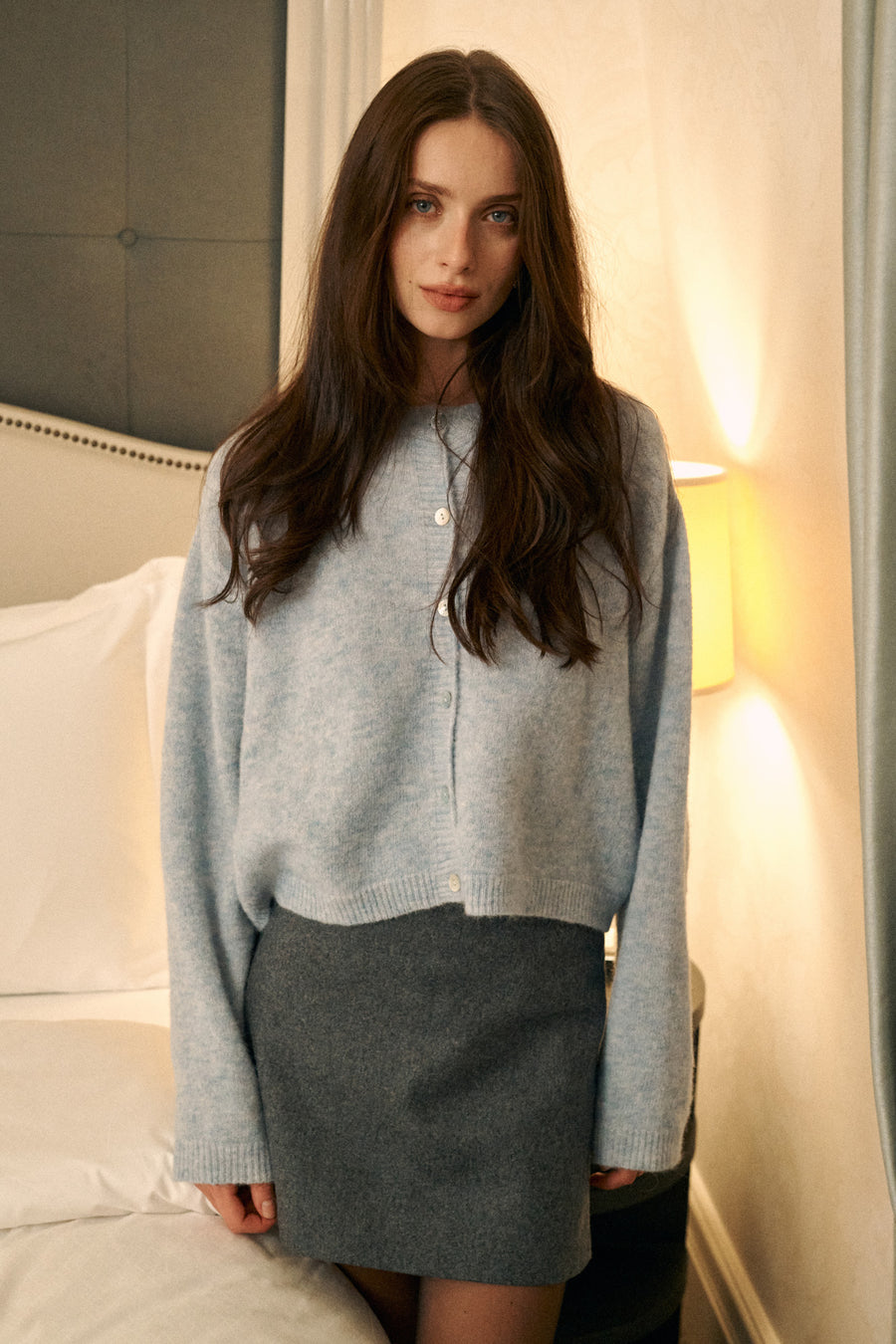 *spodnica-z-welny-07-14-stone-grey*?Modelka ma 175 cm wzrostu i prezentuje rozmiar M/L?