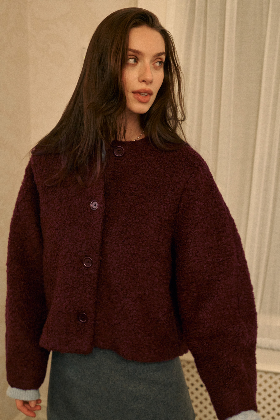 *spodnica-z-welny-07-14-stone-grey*?Modelka ma 175 cm wzrostu i prezentuje rozmiar M/L?