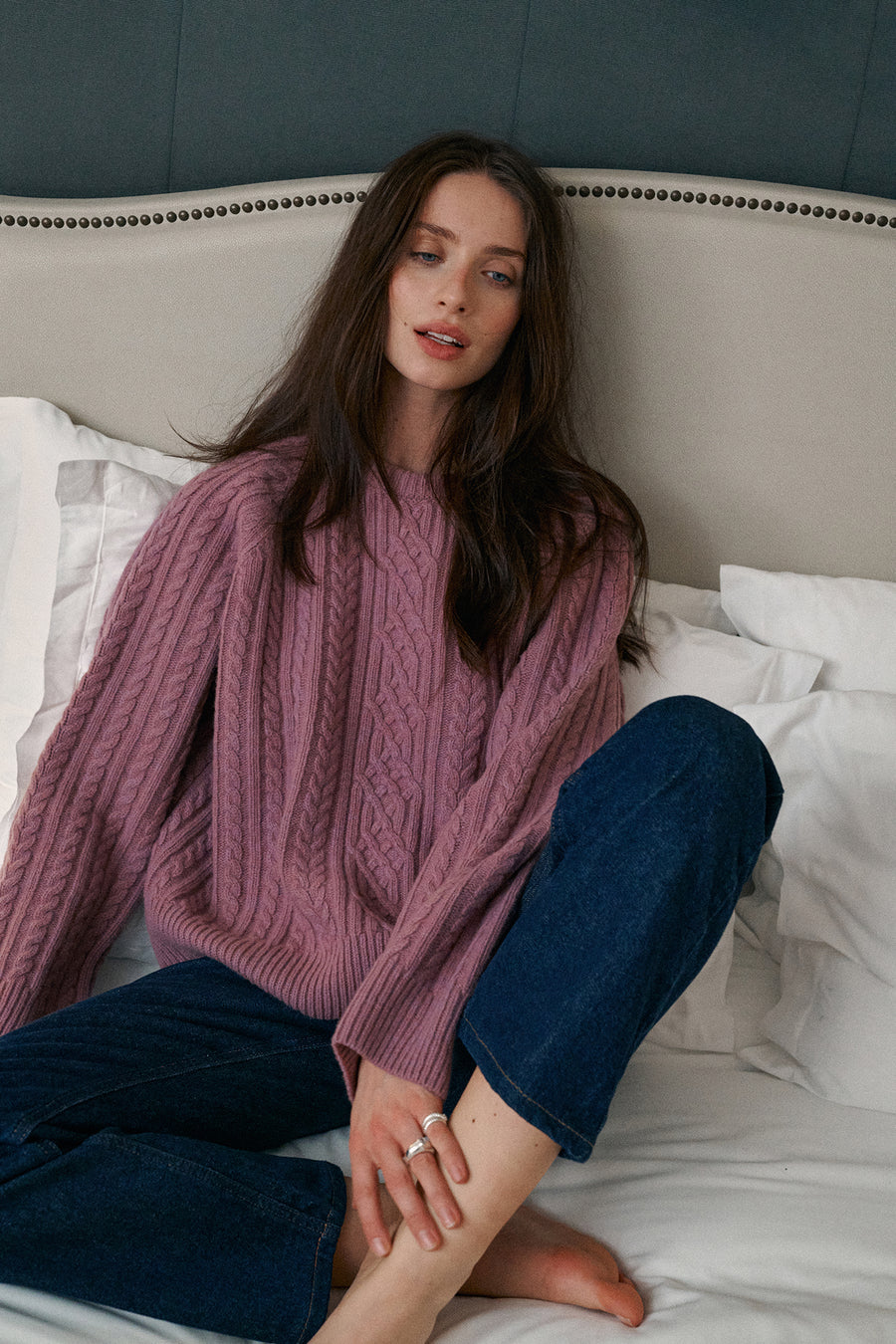 *spodnie-jeansowe-z-bawelny-z-recyklingu-05-22-dark-indigo*?Modelka ma 175 cm wzrostu i prezentuje rozmiar M/L?