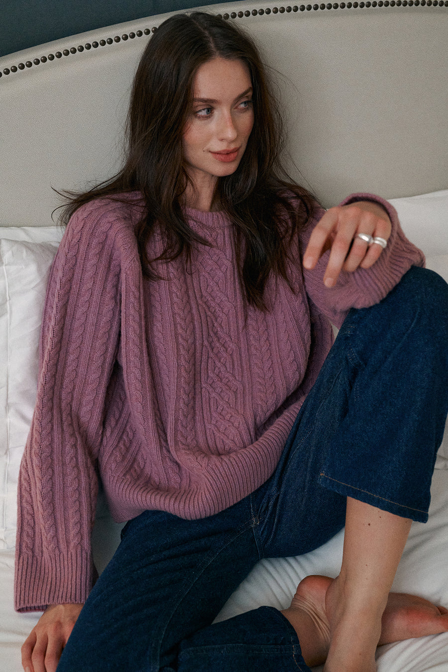 *spodnie-jeansowe-z-bawelny-z-recyklingu-05-22-dark-indigo*?Modelka ma 175 cm wzrostu i prezentuje rozmiar M/L?