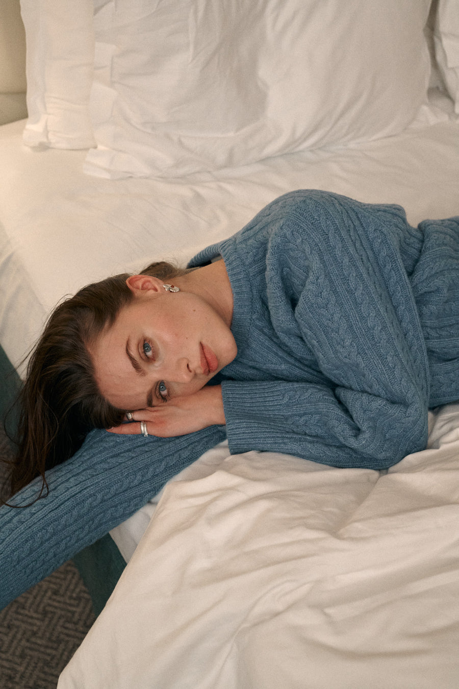 ?Modelka ma 175 cm wzrostu i prezentuje rozmiar M/L?