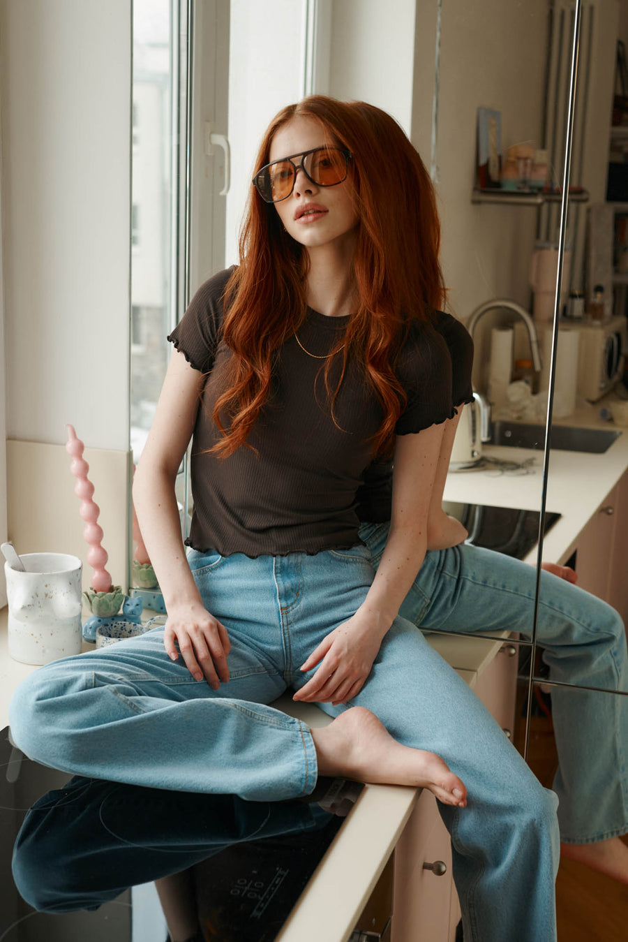 T-shirt z wiskozy / 13 / 25 / ebony wood *spodnie-jeansowe-z-bawelny-z-recyklingu-05-18-light-indigo* ?Modelka ma 175 cm wzrostu i prezentuje rozmiar XS?