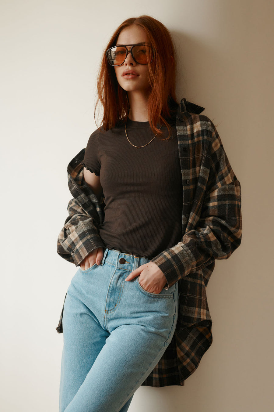 T-shirt z wiskozy / 13 / 25 / ebony wood *spodnie-jeansowe-z-bawelny-z-recyklingu-05-18-light-indigo,koszula-z-bawelny-12-16-rustic-plaid* ?Modelka ma 175 cm wzrostu i prezentuje rozmiar XS?