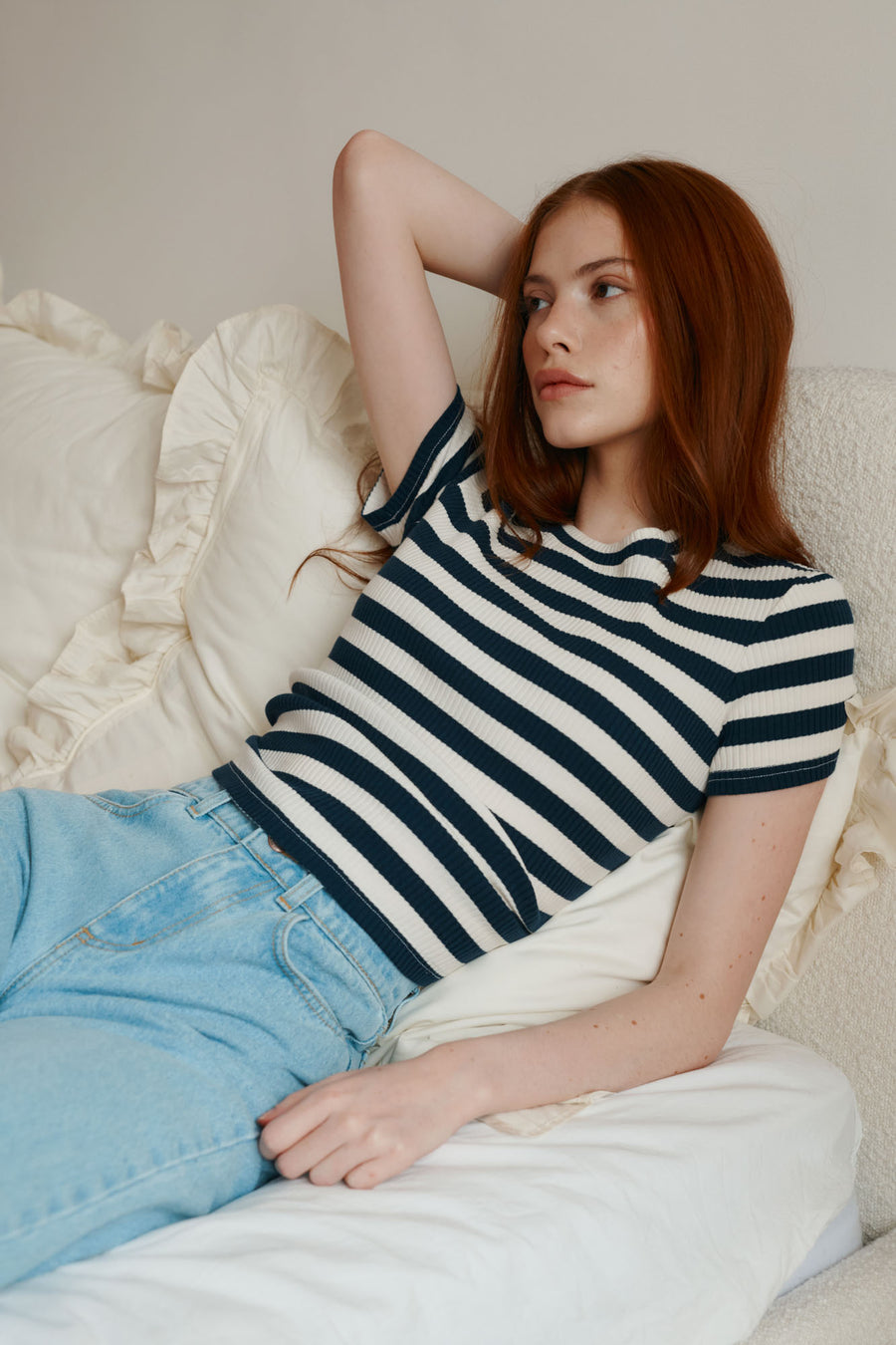 T-shirt z bawełny / 13 / 04 / navy stripes *spodnie-jeansowe-z-bawelny-z-recyklingu-05-18-light-indigo*?Modelka ma 175 cm wzrostu i prezentuje rozmiar XS?