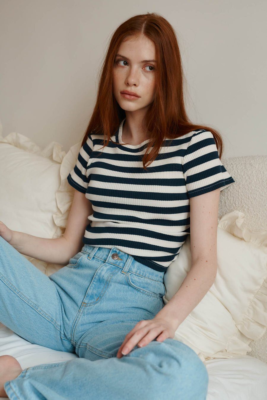 T-shirt z bawełny / 13 / 04 / navy stripes *spodnie-jeansowe-z-bawelny-z-recyklingu-05-18-light-indigo*?Modelka ma 175 cm wzrostu i prezentuje rozmiar XS?