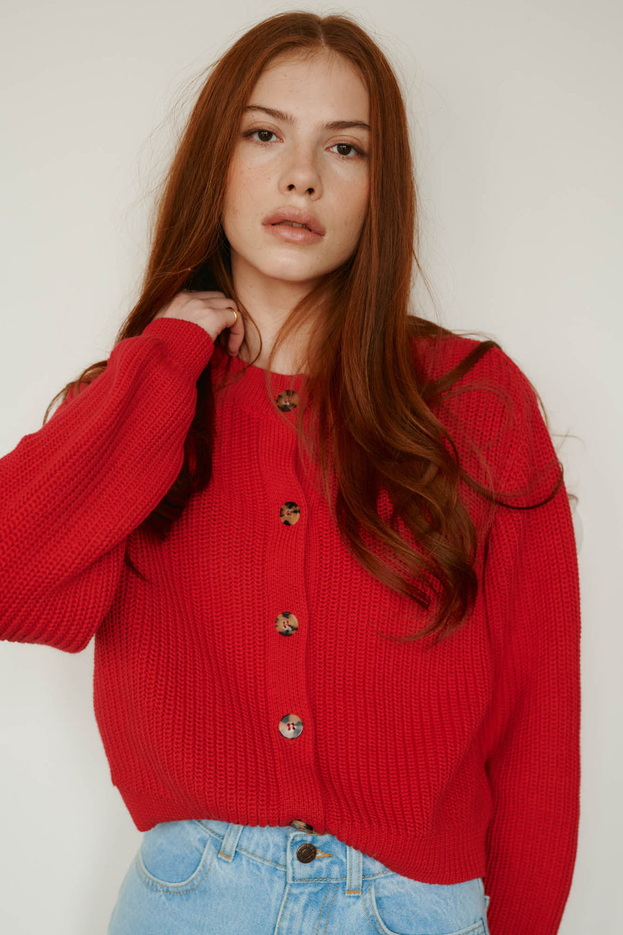 Kardigan z bawełny organicznej / 16 / 25 / red orchid *spodnie-jeansowe-z-bawelny-z-recyklingu-05-18-light-indigo* ?Modelka ma 175 cm wzrostu i prezentuje rozmiar XS/S?