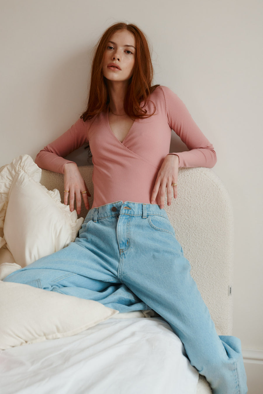 Body z bawełny organicznej / 01 / 32 / raspberry shake*spodnie-jeansowe-z-bawelny-z-recyklingu-05-18-light-indigo* ?Modelka ma 175 cm wzrostu i prezentuje rozmiar XS?