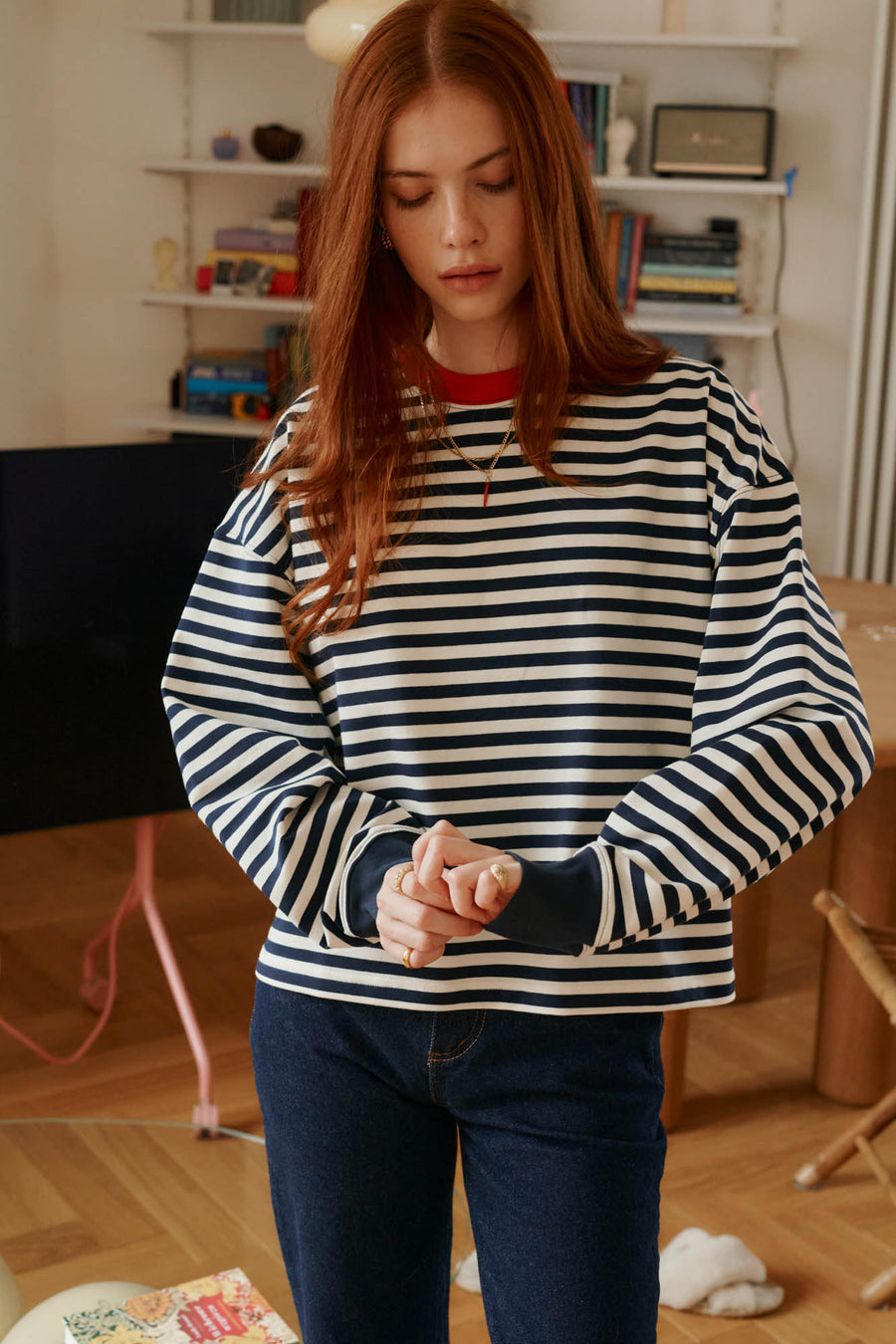 Cienka bluza z bawełny / 17 / 22 / breton stripes / red *spodnie-jeansowe-z-bawelny-z-recyklingu-05-22-dark-indigo*?Modelka ma 175 cm wzrostu i prezentuje rozmiar XS/S?