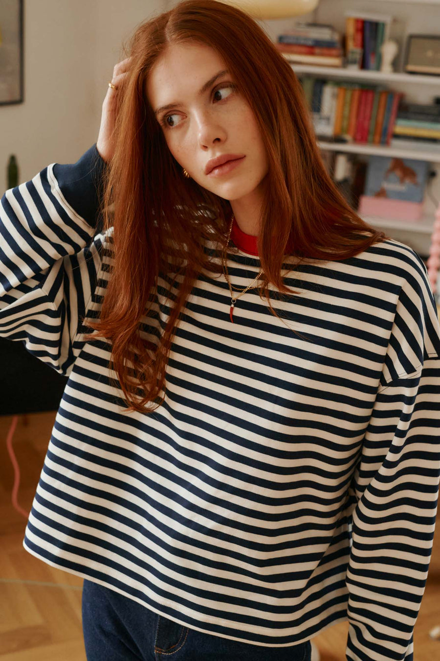 Cienka bluza z bawełny / 17 / 22 / breton stripes / red *spodnie-jeansowe-z-bawelny-z-recyklingu-05-22-dark-indigo*?Modelka ma 175 cm wzrostu i prezentuje rozmiar XS/S?