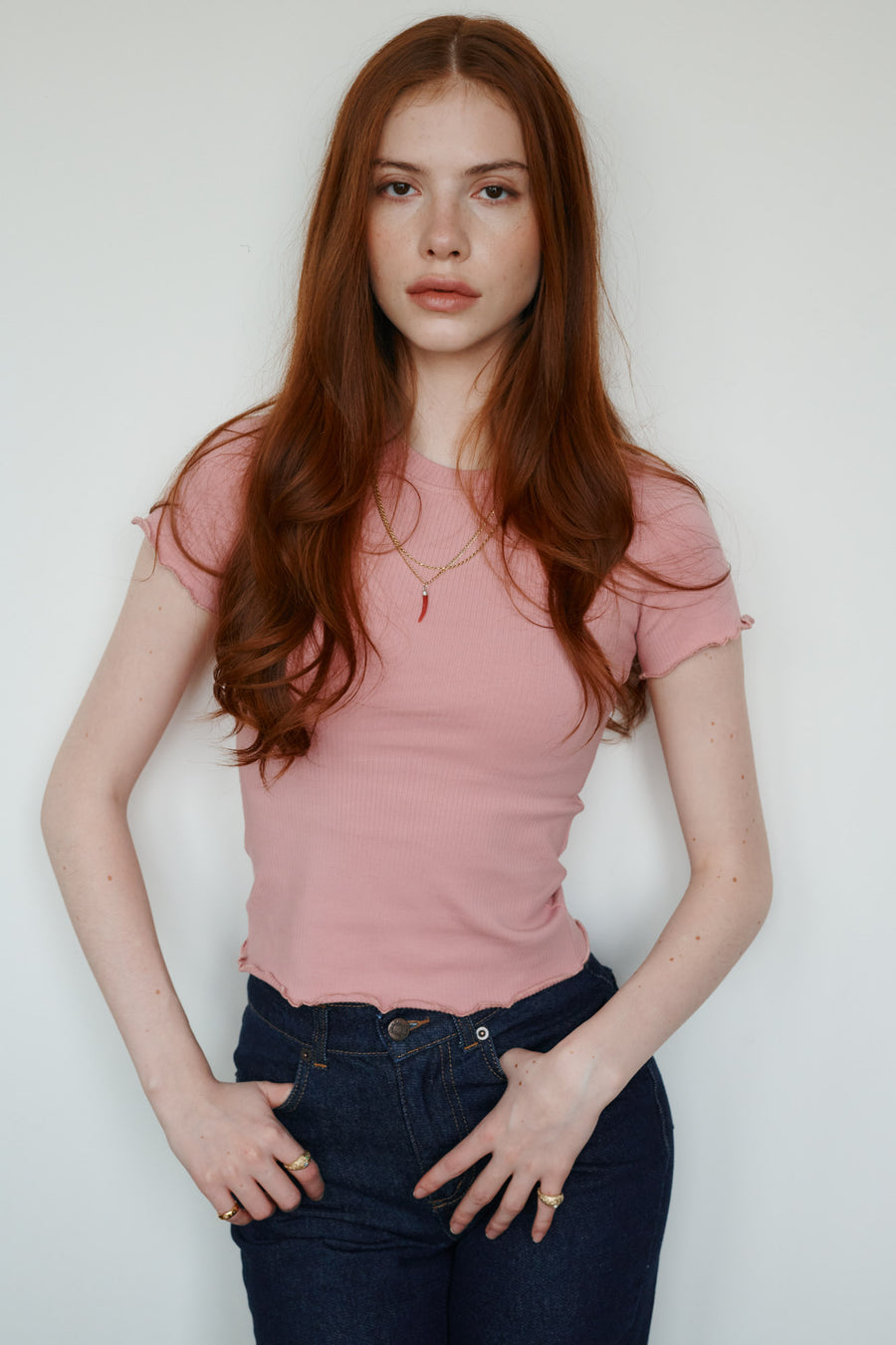 T-shirt z wiskozy / 13 / 25 / raspberry shake *spodnie-jeansowe-z-bawelny-z-recyklingu-05-22-dark-indigo*?Modelka ma 175 cm wzrostu i prezentuje rozmiar XS?