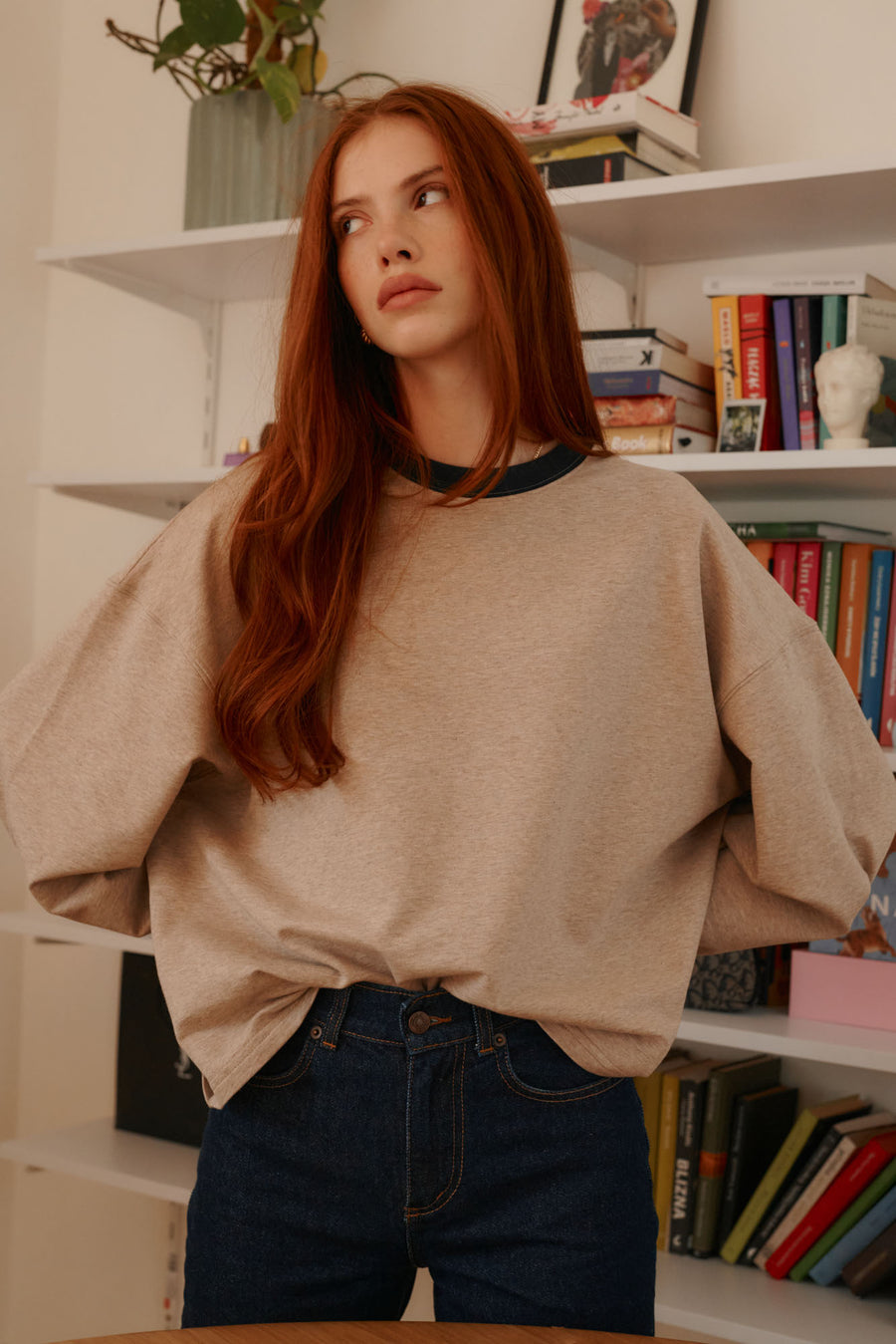 Cienka bluza z bawełny / 17 / 22 / cappuccino / navy*spodnie-jeansowe-z-bawelny-z-recyklingu-05-22-dark-indigo*?Modelka ma 175 cm wzrostu i prezentuje rozmiar XS/S?