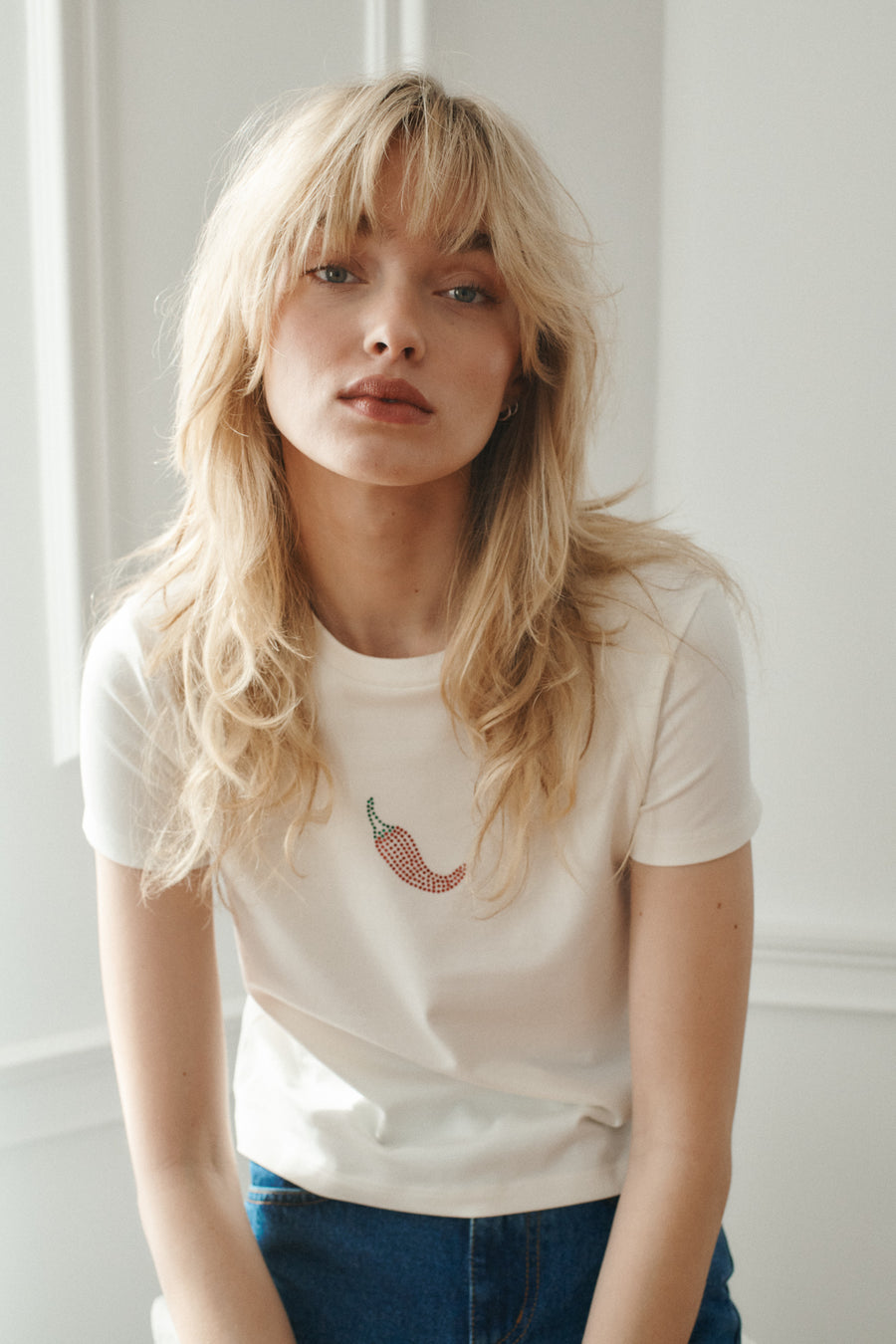 *spodnie-jeansowe-z-bawelny-z-recyklingu-05-18-medium-indigo* ?Modelka ma 179 cm wzrostu i prezentuje rozmiar XS?