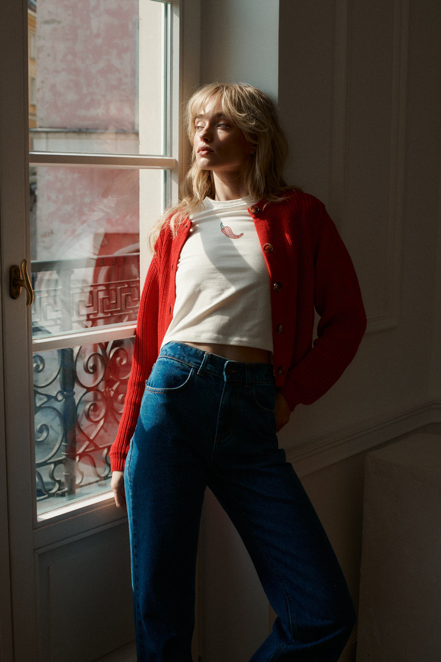 *t-shirt-z-bawelny-organicznej-13-32-spicy-white,spodnie-jeansowe-z-bawelny-z-recyklingu-05-18-medium-indigo*  ?Modelka ma 179 cm wzrostu i prezentuje rozmiar XS/S?