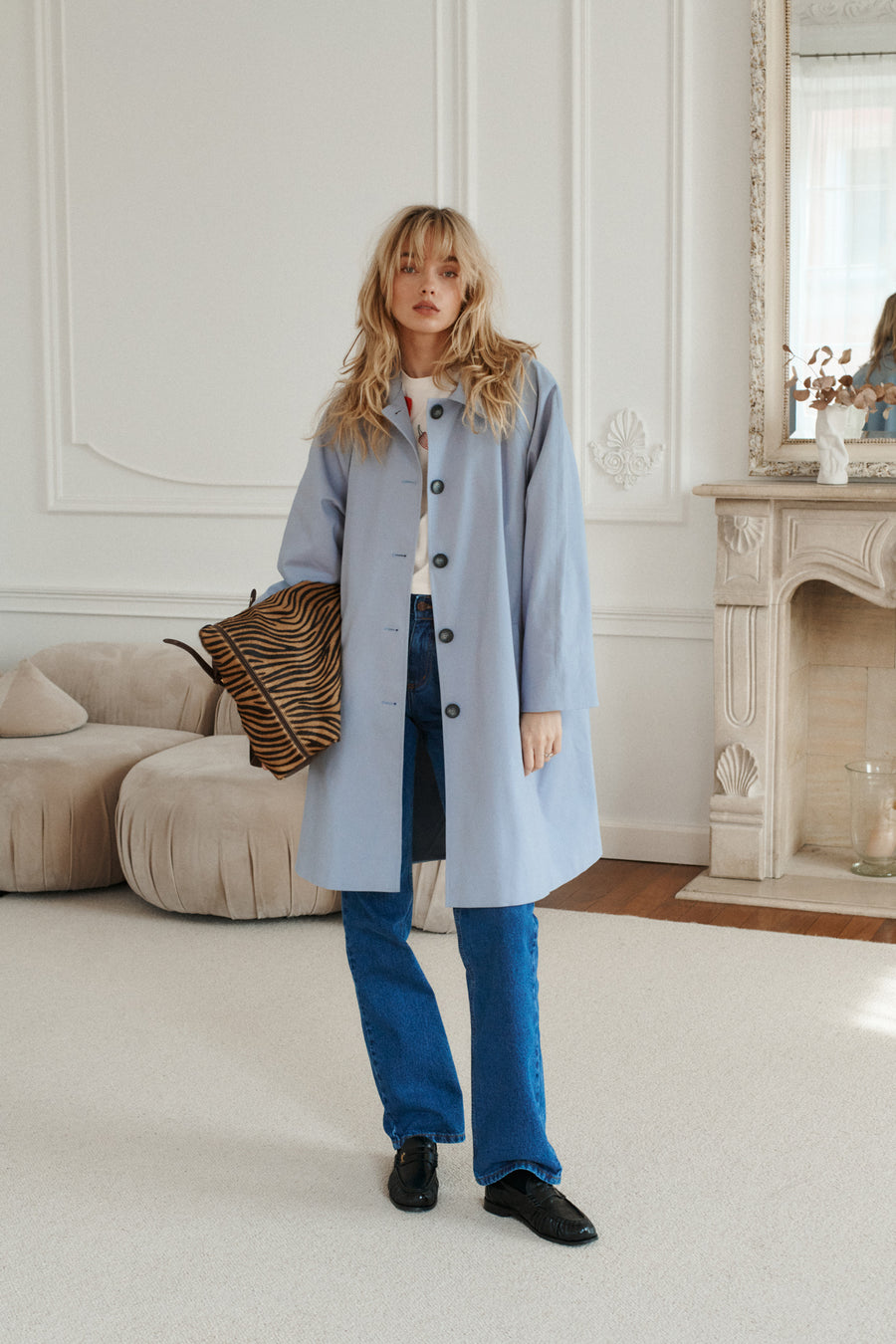 Płaszcz z bawełny / 18 / 20 / dove blue *spodnie-jeansowe-z-bawelny-z-recyklingu-05-18-medium-indigo,t-shirt-z-bawelny-organicznej-13-32-spicy-white* ?Modelka ma 179 cm wzrostu i prezentuje rozmiar M/L?