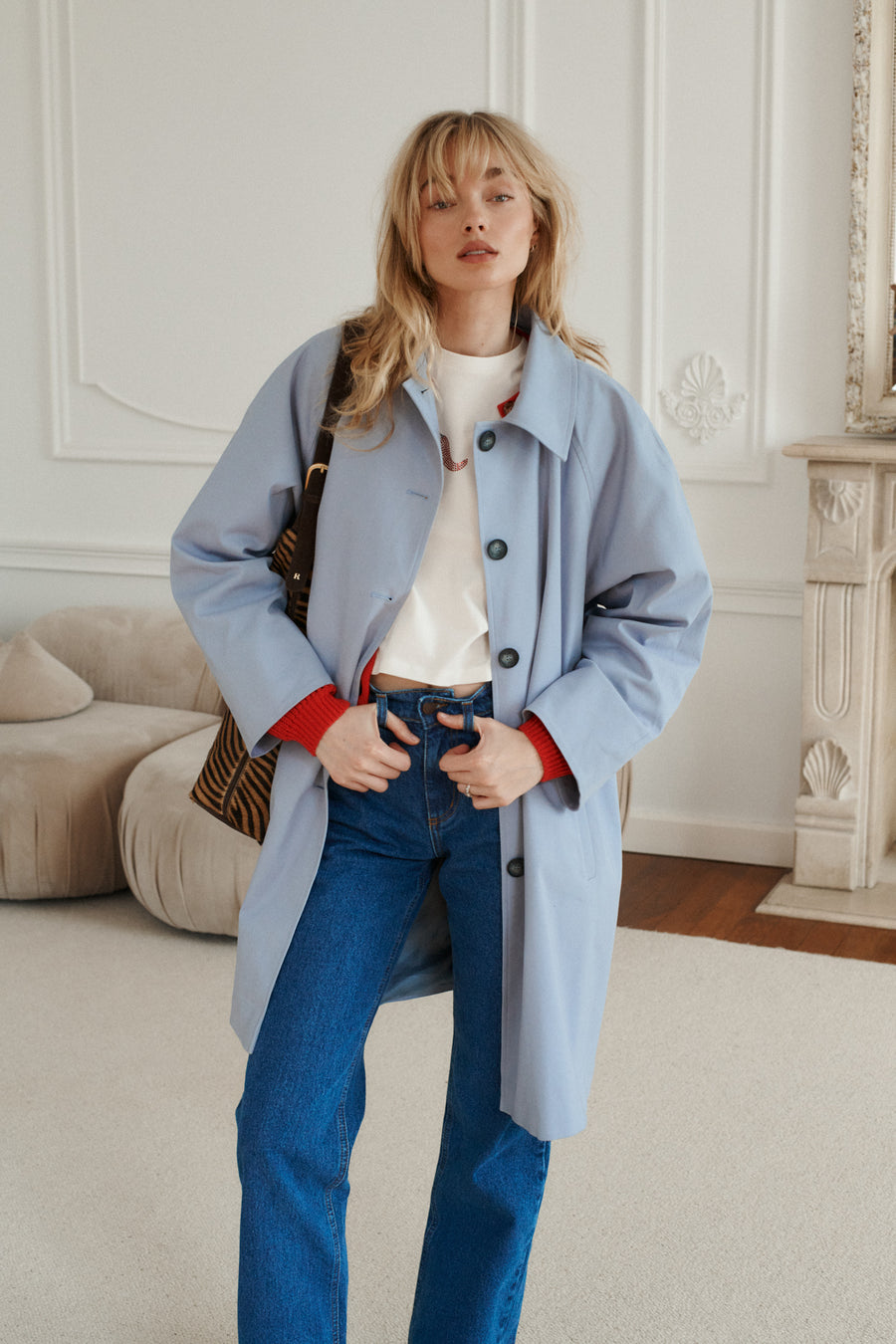 Płaszcz z bawełny / 18 / 20 / dove blue *spodnie-jeansowe-z-bawelny-z-recyklingu-05-18-medium-indigo,t-shirt-z-bawelny-organicznej-13-32-spicy-white,kardigan-z-bawelny-organicznej-16-25-red-orchid* ?Modelka ma 179 cm wzrostu i prezentuje rozmiar M/L?