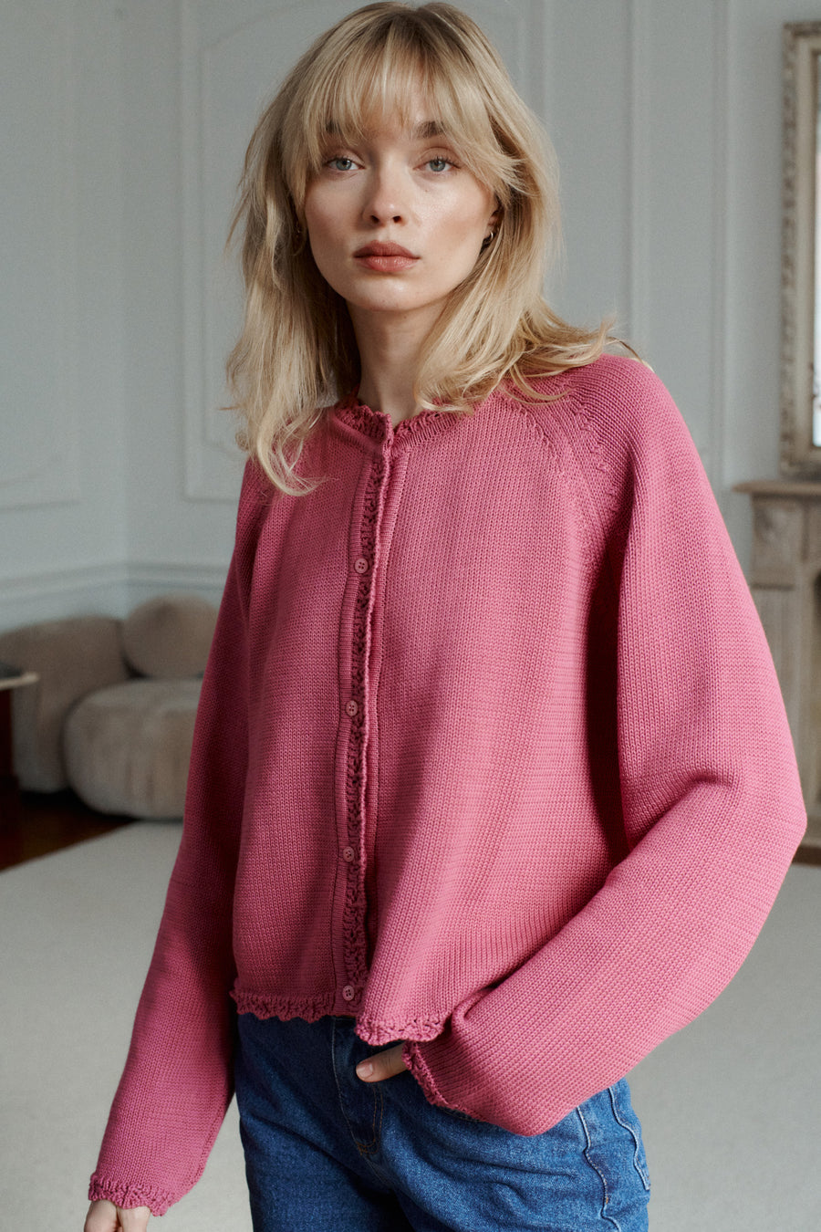 *spodnie-jeansowe-z-bawelny-z-recyklingu-05-18-medium-indigo* ?Modelka ma 179 cm wzrostu i prezentuje rozmiar M/L?