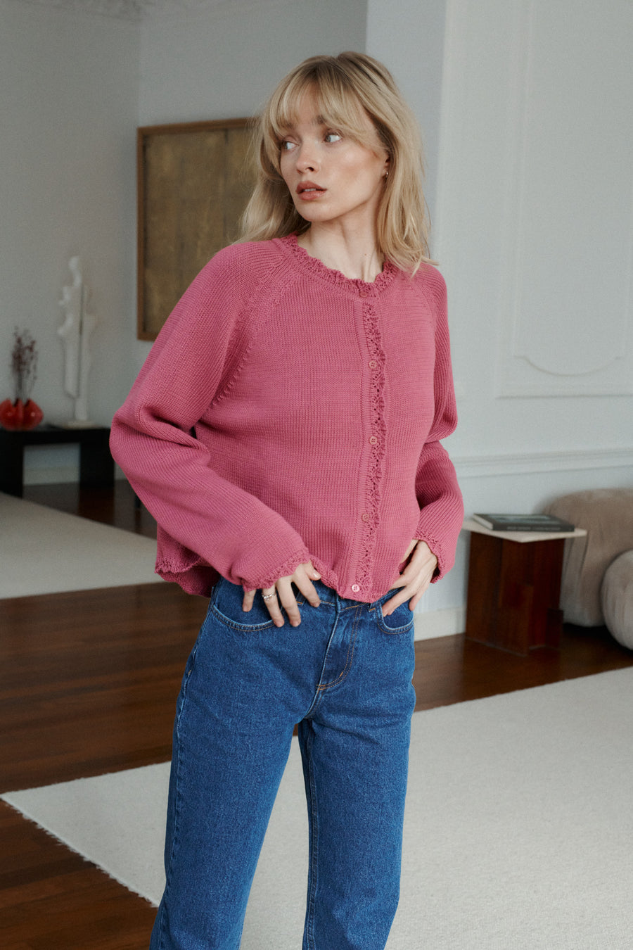 *spodnie-jeansowe-z-bawelny-z-recyklingu-05-18-medium-indigo* ?Modelka ma 179 cm wzrostu i prezentuje rozmiar M/L?