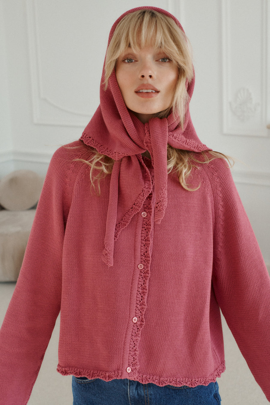 *spodnie-jeansowe-z-bawelny-z-recyklingu-05-18-medium-indigo,kardigan-z-bawelny-organicznej-16-18-mauve-pink* 