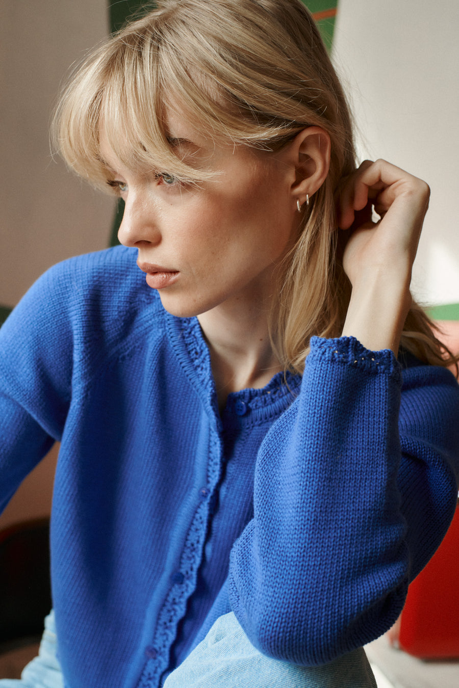 Kardigan z bawełny organicznej / 16 / 18 / hyacinth blue ?Modelka ma 179 cm wzrostu i prezentuje rozmiar XS/S?