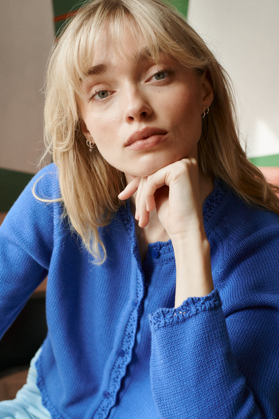 Kardigan z bawełny organicznej / 16 / 18 / hyacinth blue  ?Modelka ma 179 cm wzrostu i prezentuje rozmiar XS/S?