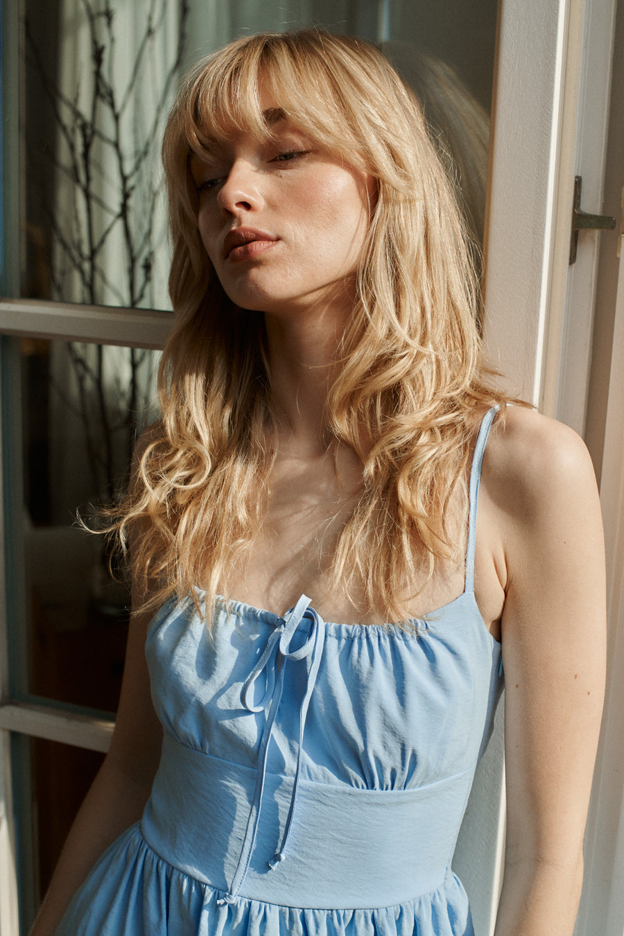 Sukienka z modalu / 03 / 18 / glacier blue ?Modelka ma 179 cm wzrostu i prezentuje rozmiar XS?