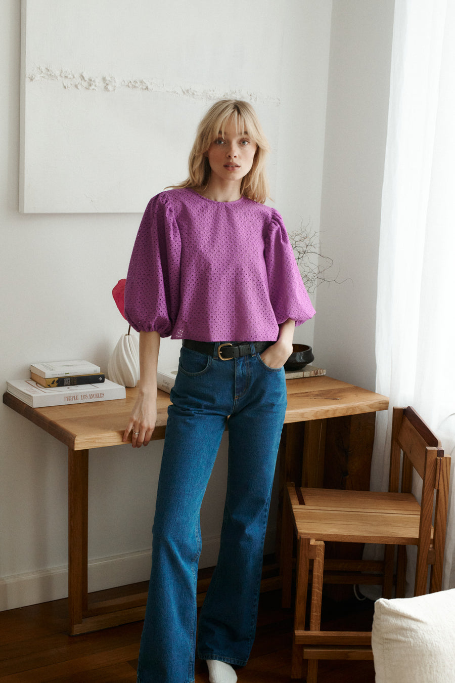 *spodnie-jeansowe-z-bawelny-z-recyklingu-05-18-medium-indigo* ?Modelka ma 179 cm wzrostu i prezentuje rozmiar XS/S?